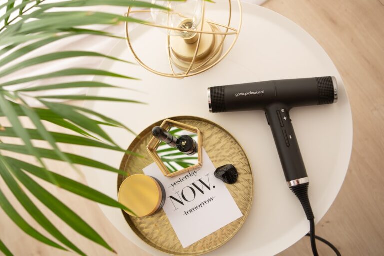 How to Create a Functional and Stylish Salon Workspace Effectively